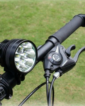 Potente faro anteriore da bici