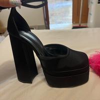 Tacchi modello Versace