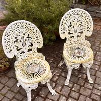 Sedie in ghisa decorate