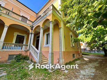 Appartamento di 246 m² con 5 locali a L'Aquila