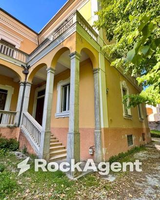 Appartamento di 246 m² con 5 locali a L'Aquila