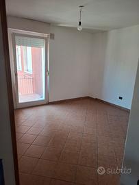 trilocale, con posto auto, arredato.