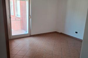 trilocale, con posto auto, arredato.