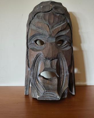 maschera decorativa intagliata a mano