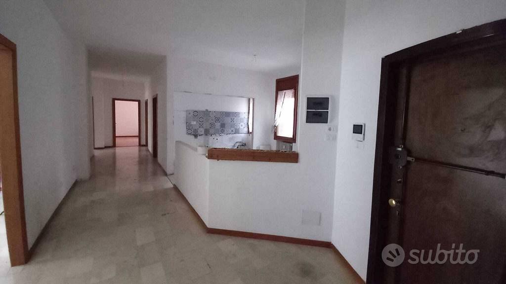 Appartamento di 170 m² con più di 5 locali e box a