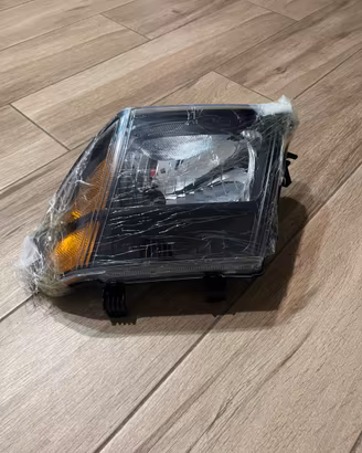 Faro anteriore auto (Nissan)