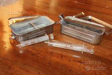 Vecchia scatola bollitore con siringa in vetro