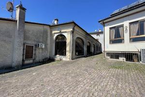 Attività / Licenza di 980 m² con più di 5 locali a