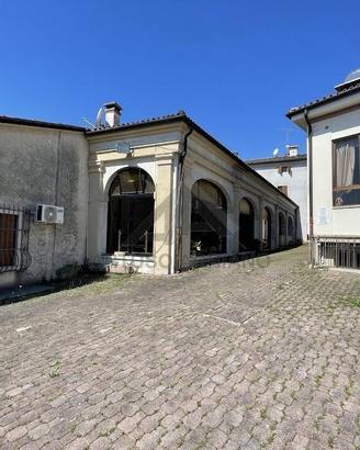 Attività / Licenza di 980 m² con più di 5 locali a