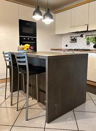 Isola cucina con sgabelli