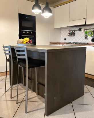 Isola cucina con sgabelli