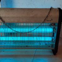 Lampada attira insetti 