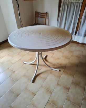 Tavolo da giardino 