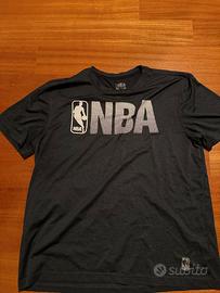 T-shirt NBA uomo nera maxi logo basket