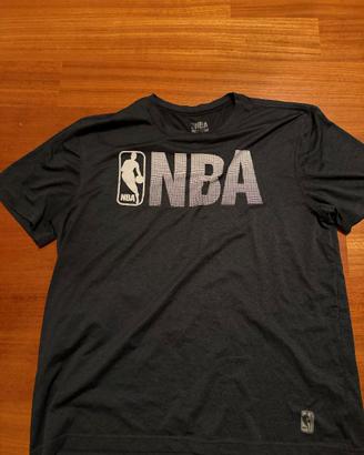 T-shirt NBA uomo nera maxi logo basket