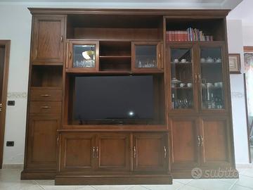 Parete attrezzata in legno, tavolo e sedie