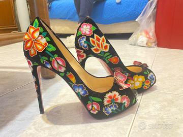 tacchi loubotin fiorate o nere laccate 39