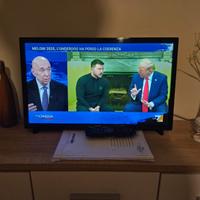 2 TV , una da 32'' e l'altra da 24'' insieme
