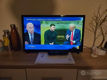 2 TV , una da 32'' e l'altra da 24'' insieme