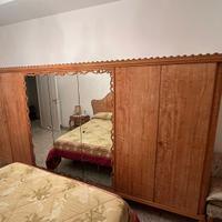 Armadio classico in legno con specchi centrali