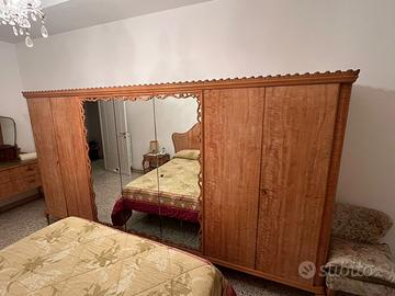 Armadio classico in legno con specchi centrali