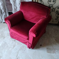 Comoda poltrona in velluto bordeaux