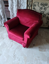 Comoda poltrona in velluto bordeaux