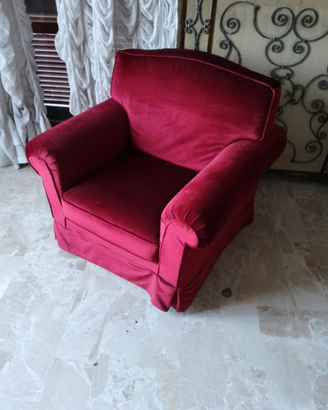Comoda poltrona in velluto bordeaux