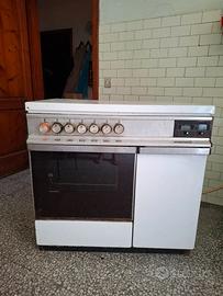 Cucina a blocco Ariston con forno