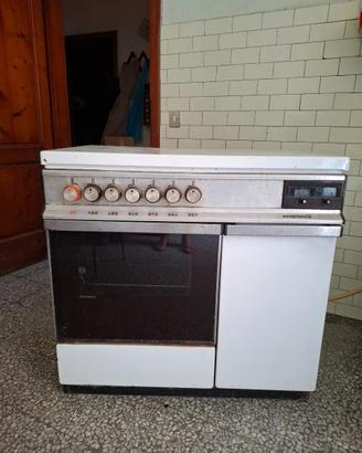 Cucina a blocco Ariston con forno