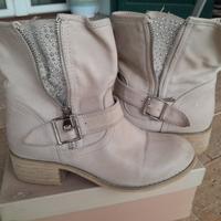 Stivaletto corto donna con borchiette