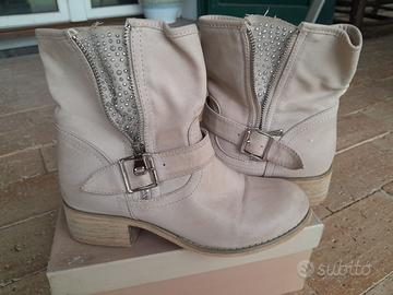 Stivaletto corto donna con borchiette
