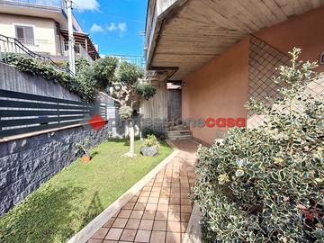 Trecastagni - P.zza Marconi - 3 Vani + Giardinetto