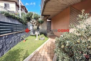 Trecastagni - P.zza Marconi - 3 Vani + Giardinetto