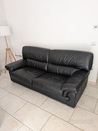 Divano in pelle nera