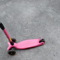 monopattino con ruote che si illuminano