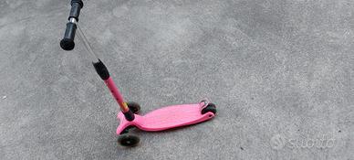 monopattino con ruote che si illuminano