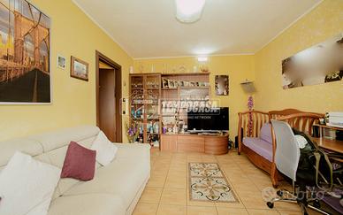 3 LOCALI CON BOX E CORTILE PRIVATO