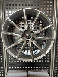 Cerchi in lega Alfa romeo Stelvio da 19 pollici or