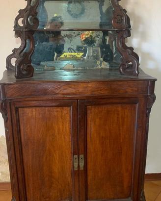 Mobile antico e bottigliera