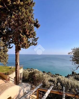 VILLA SINGOLA A FINALE LIGURE