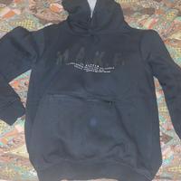 Felpa nera con cappuccio 