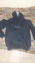 Felpa nera con cappuccio 