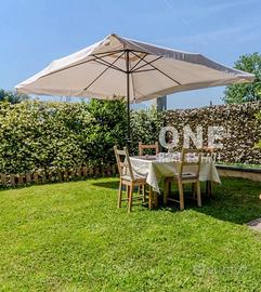 Gazebo con base + Tavolo + 4 sedie