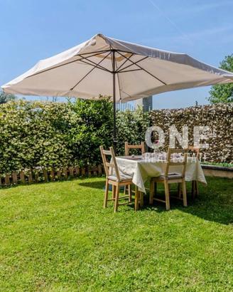 Gazebo con base + Tavolo + 4 sedie