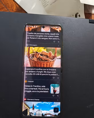2 Motorola razr 50 ultra 