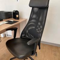 Sedia ergonomica con varie regolazioni.