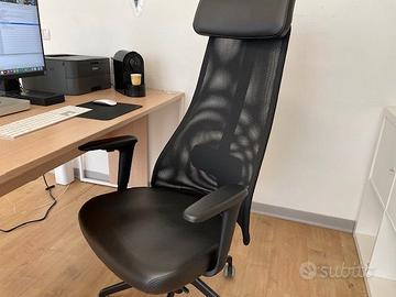 Sedia ergonomica con varie regolazioni.