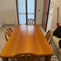 Tavolo in legno con 4 sedie