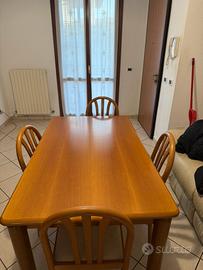 Tavolo in legno con 4 sedie